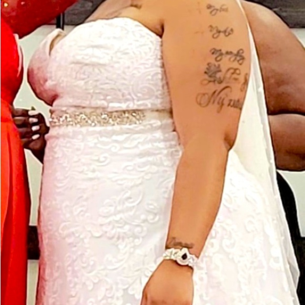Beautiful $1200 dress size 22/24 wedding dress